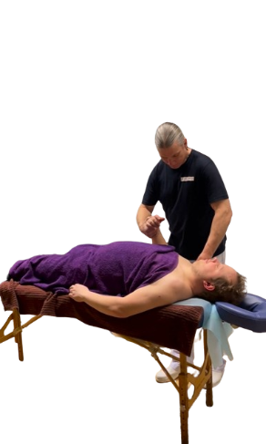 Magnus Persson ger massage på behandlingsbänk