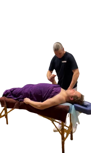 Magnus Persson ger massage på behandlingsbänk