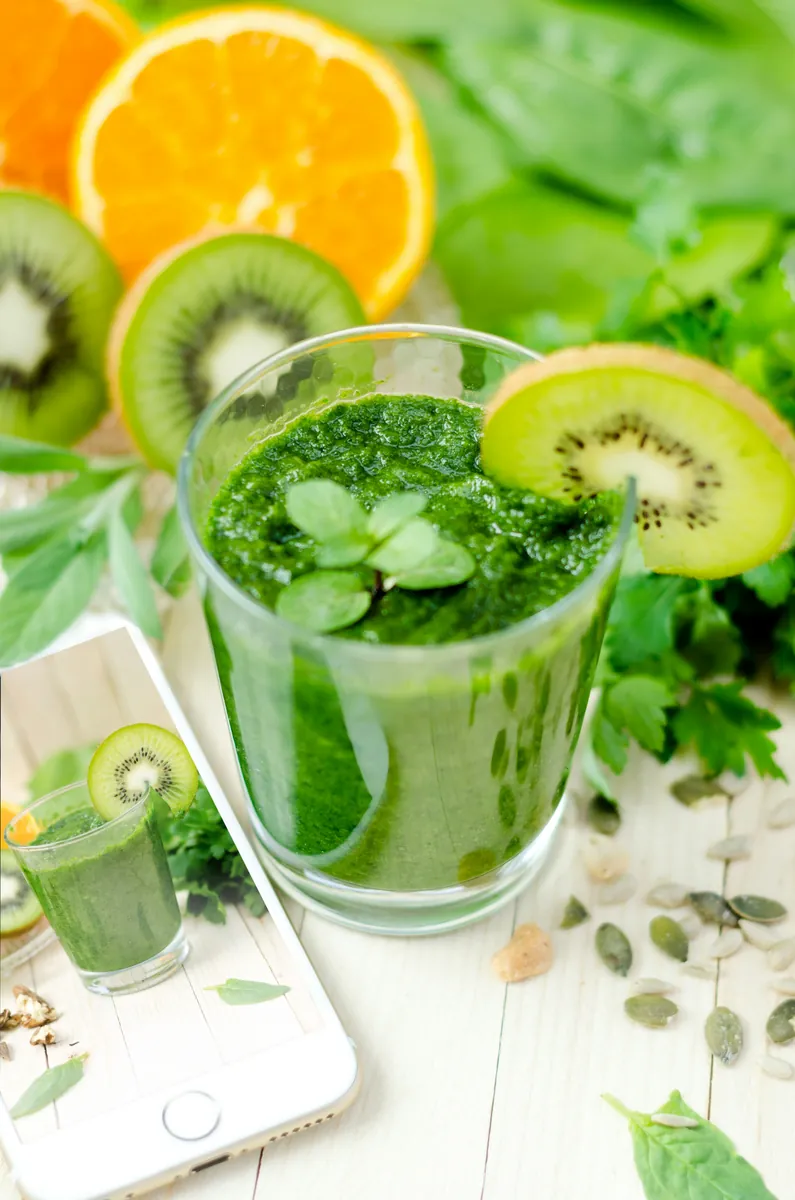 Grön smoothie med frukt och grönsaker